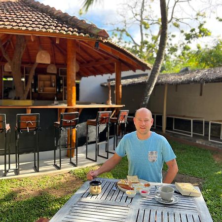 Pineapple Surf Hotel Ahangama Ngoại thất bức ảnh