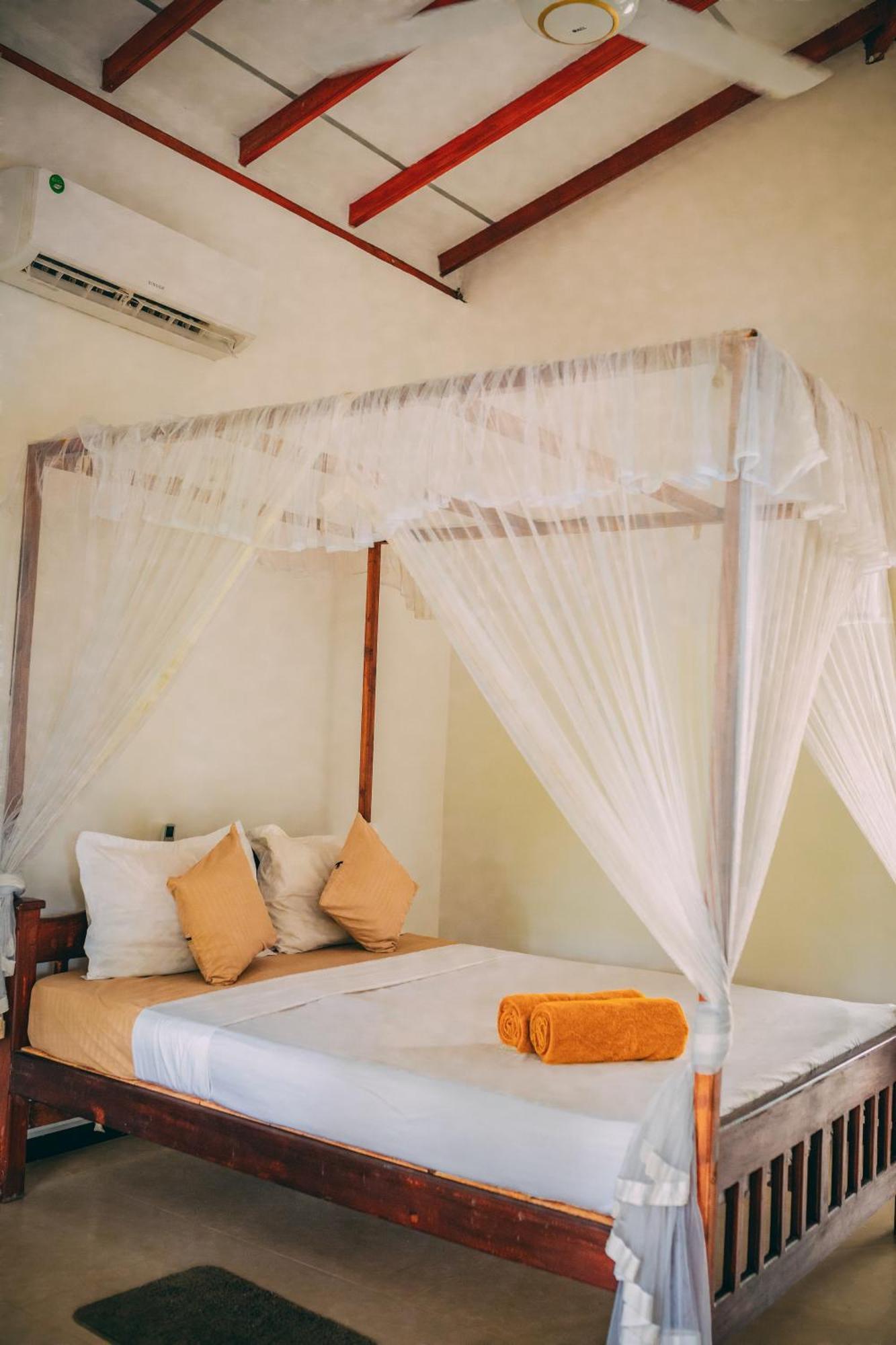 Pineapple Surf Hotel Ahangama Ngoại thất bức ảnh