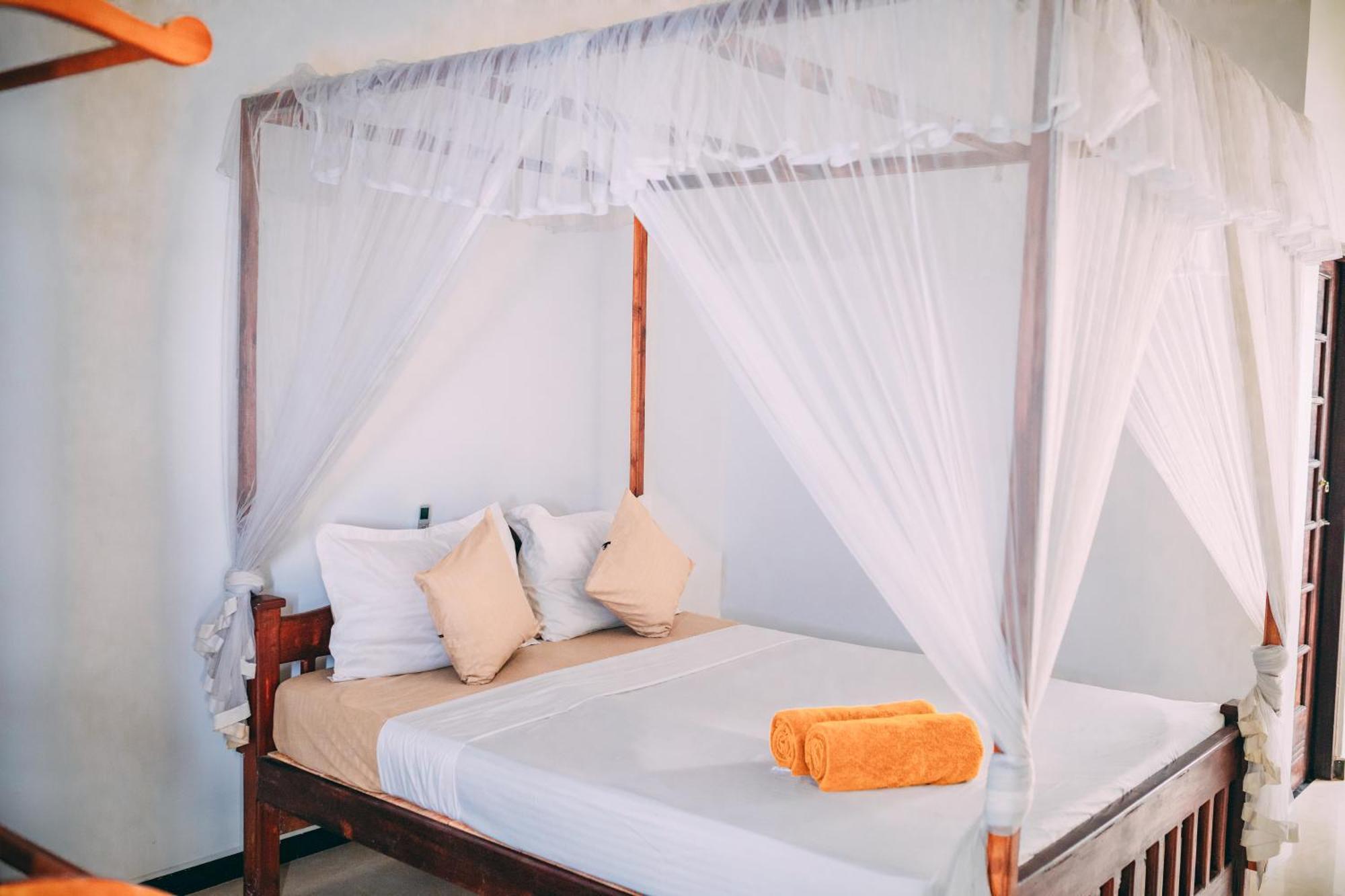 Pineapple Surf Hotel Ahangama Ngoại thất bức ảnh